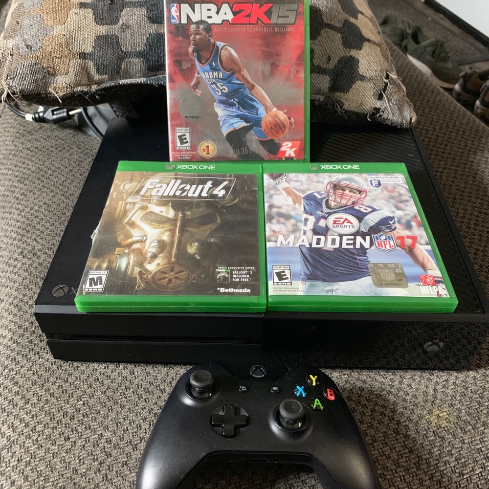 Xboxone 500gb first edition used but runs like new